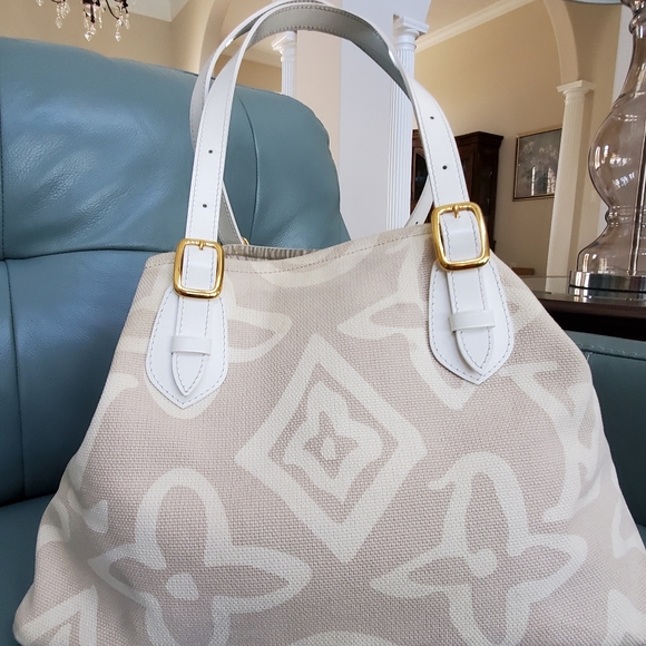 Louis Vuitton - Picture 9 of 10